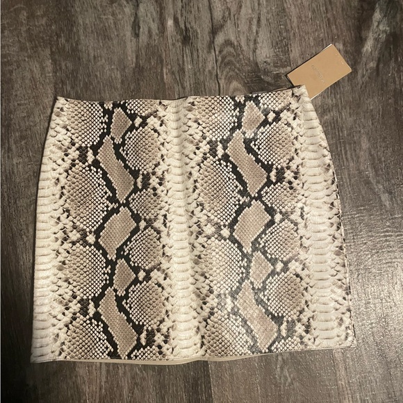 Micheal Kors leather mini skirt - Picture 2 of 7